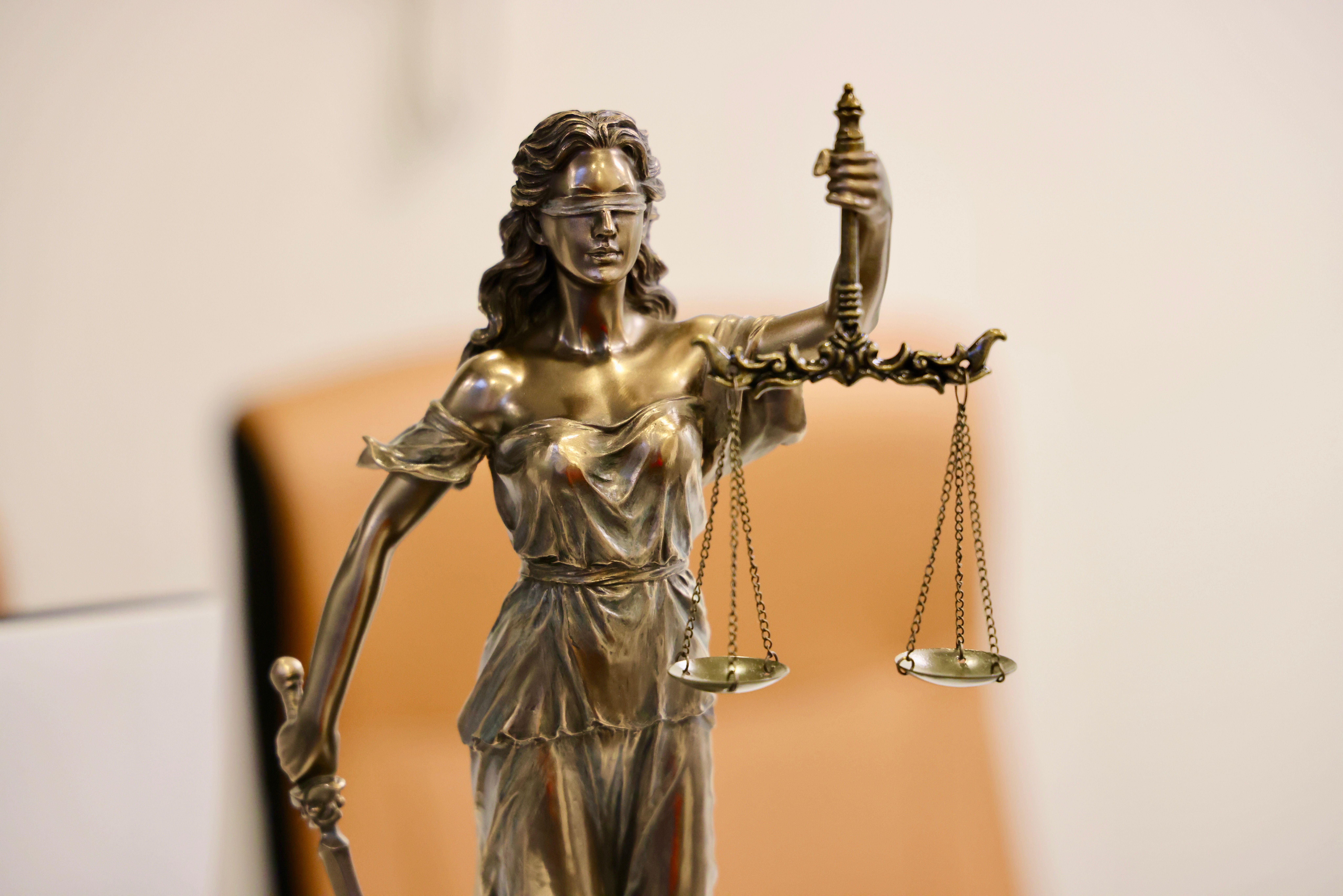 Lady Justice statue holding scales symbolizing litigation and fairness